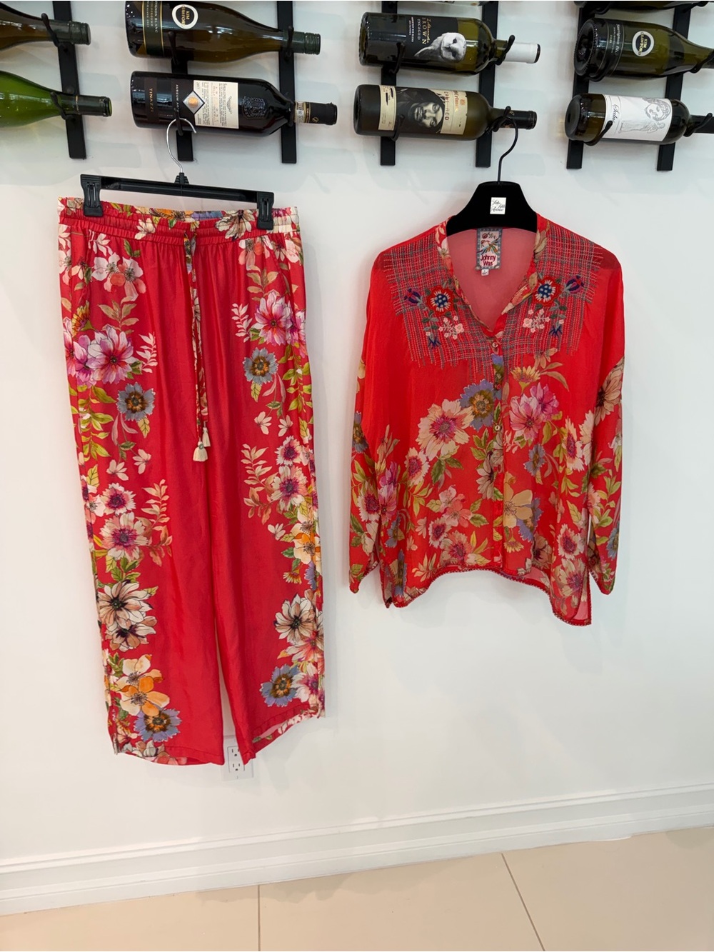 Johnny Was Red Floral Button-Front Blouse and white leg pants matching set small